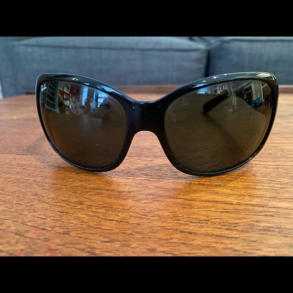 Rayban sunglasses. Excellent condition. Worn a couple of times - Picture 1 of 3